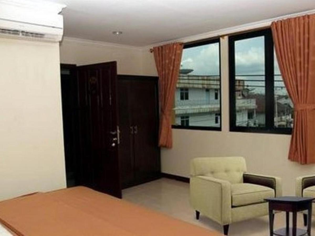 Hotel Aroma Inn Pontianak Exteriör bild