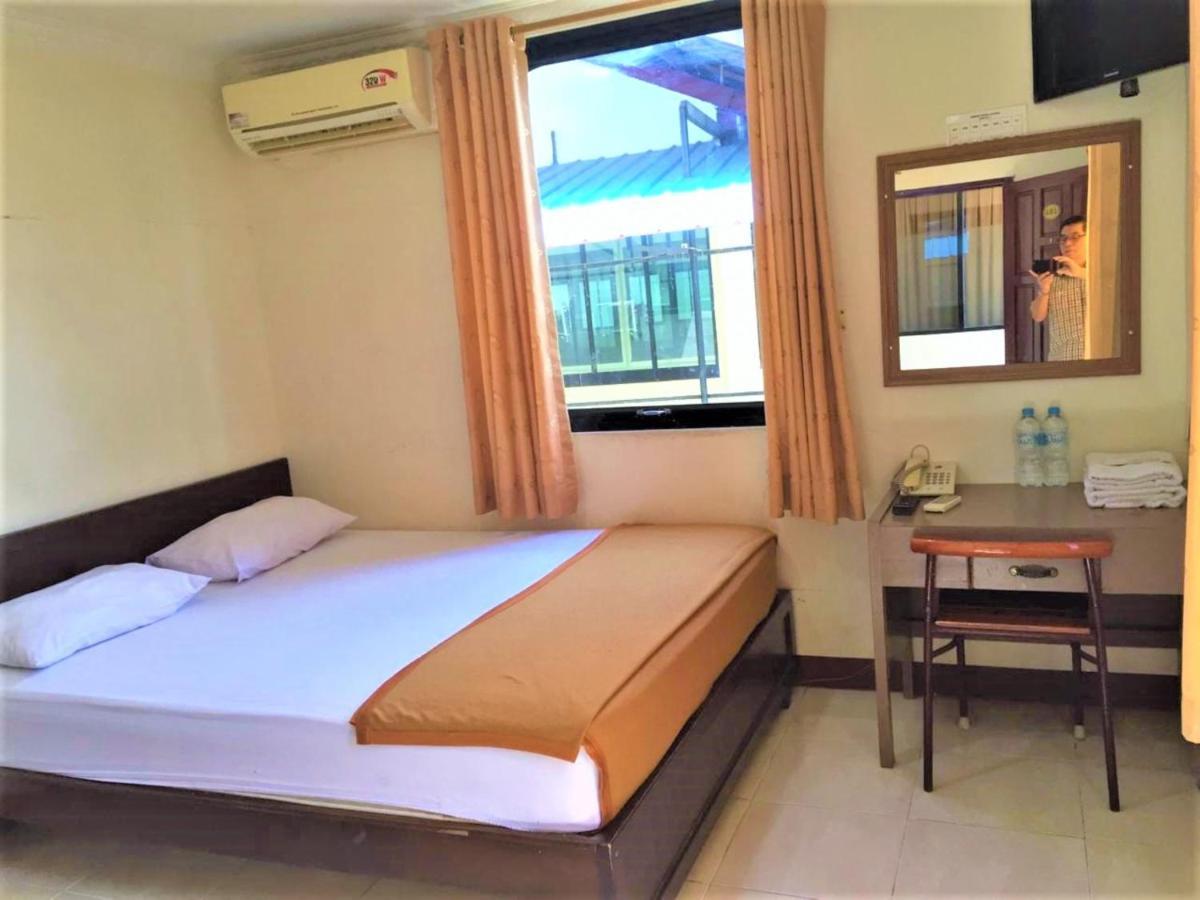 Hotel Aroma Inn Pontianak Exteriör bild